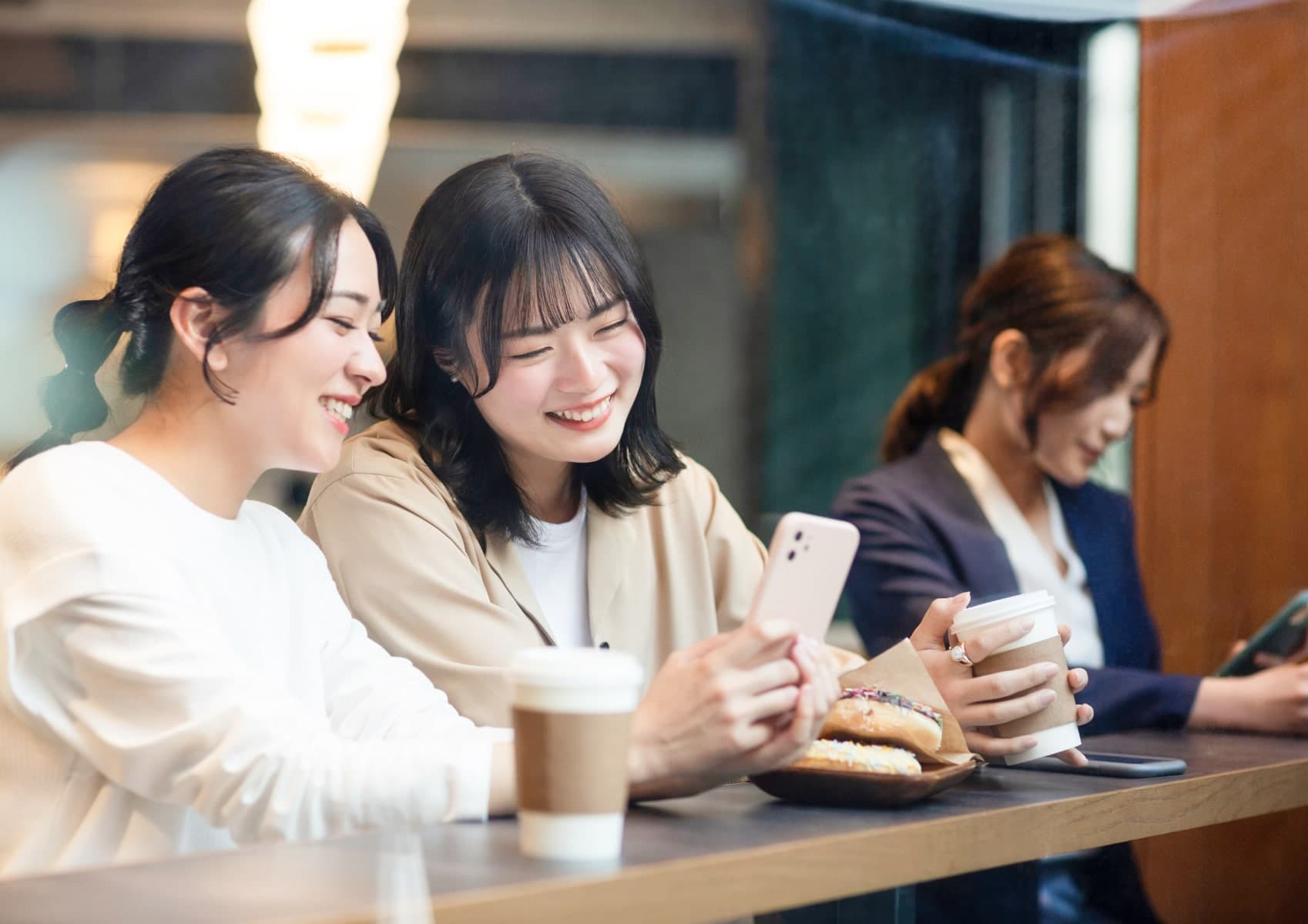 女性2人